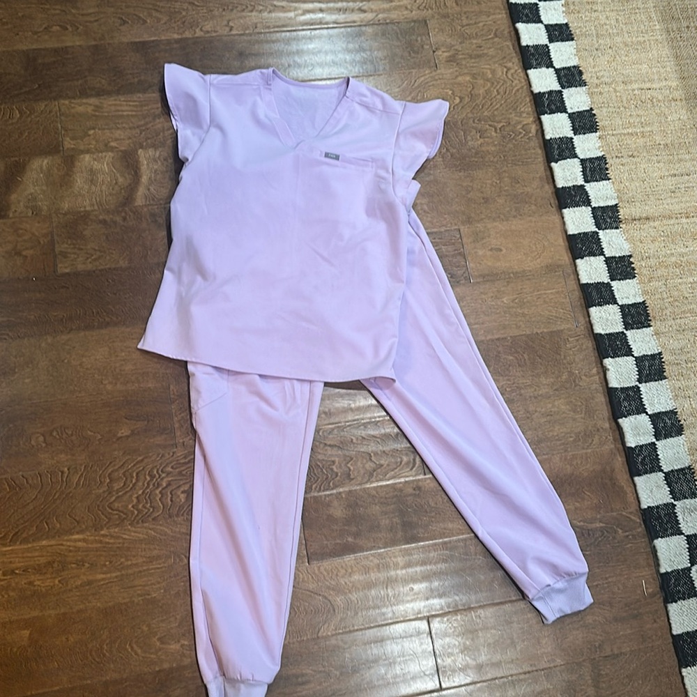 Figs Lilac flutter medium scrub top and medium/tall Joggers! EUC cute set!